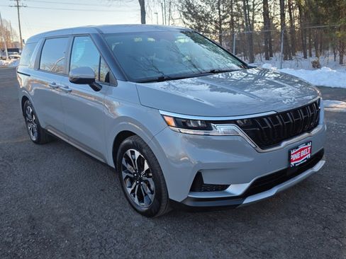 Used 2024 Kia Carnival EX image 9