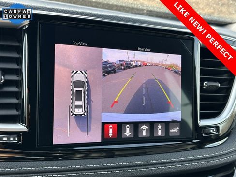 Used 2025 Chrysler Pacifica Select image 5