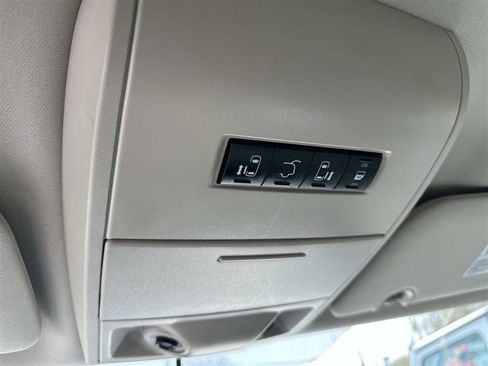 Used 2016 Chrysler Town & Country Touring w/ Driver Convenience Group FWD image 19
