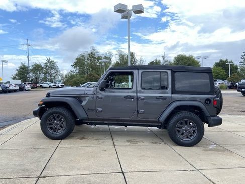 Used 2024 Jeep Wrangler Unlimited Sport AWD/4WD image 7