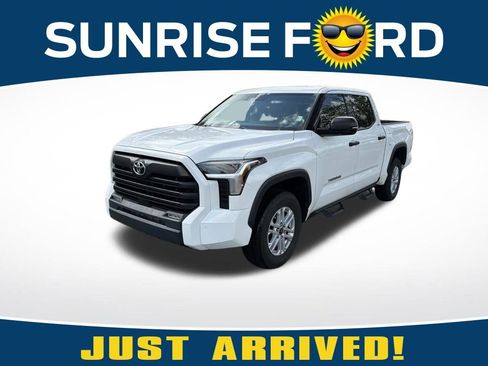 Used 2022 Toyota Tundra SR5 w/ SR5 Convenience Package image 1