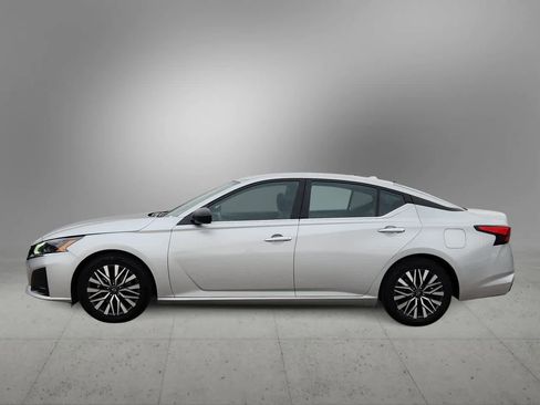 Used 2024 Nissan Altima 2.5 SV image 5