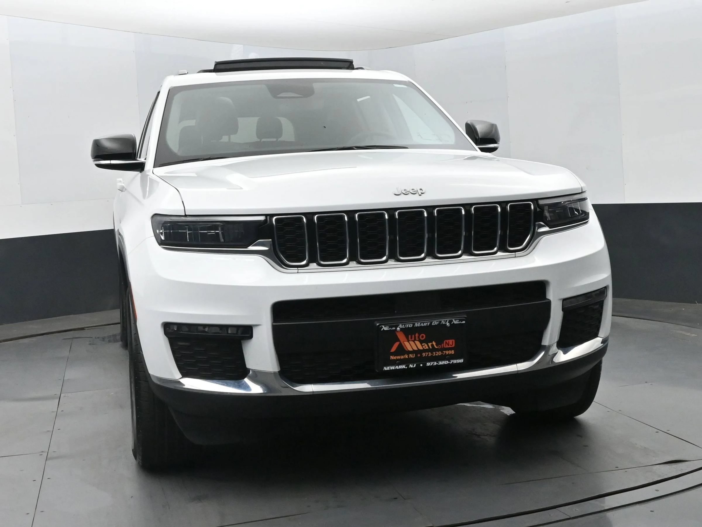 Used 2023 Jeep Grand Cherokee L Limited AWD/4WD image 3