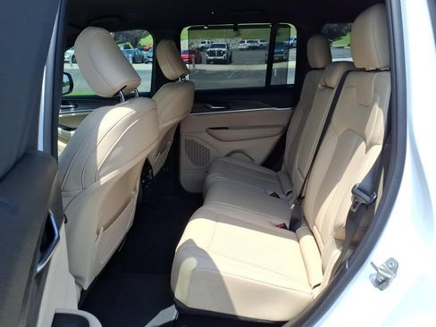 Used 2023 Jeep Grand Cherokee Limited w/ Luxury Tech Group II AWD/4WD image 4