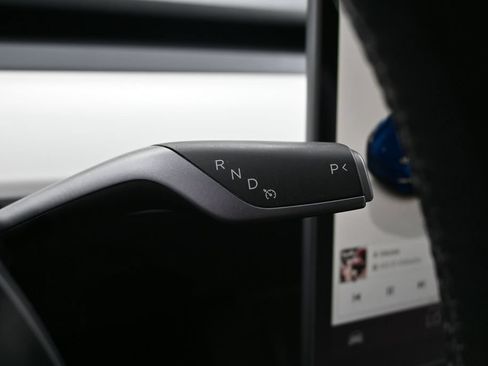 Used 2024 Tesla Model Y 2WD image 23