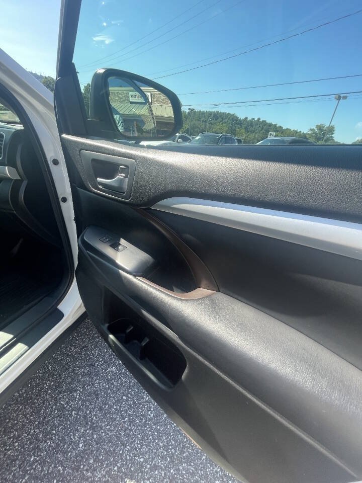 Used 2017 Toyota Highlander XLE FWD image 15