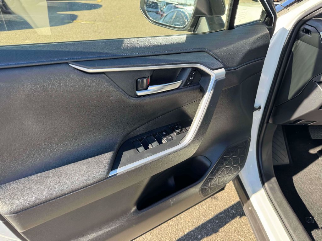 Used 2022 Toyota RAV4 XSE AWD/4WD image 17