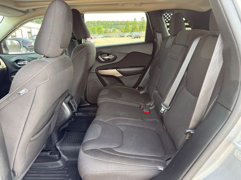 Used 2017 Jeep Cherokee Latitude FWD image 21