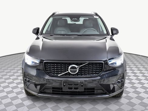 Used 2025 Volvo XC40 B5 Plus image 2
