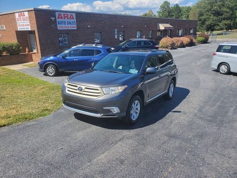 Used 2011 Toyota Highlander SE w/ Tow Pkg AWD/4WD image 1