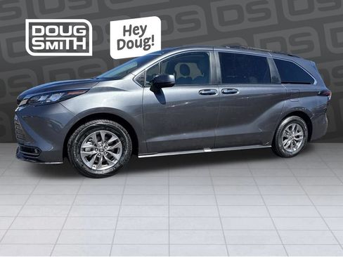 Used 2025 Toyota Sienna XLE FWD image 1