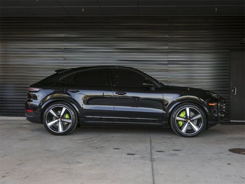 Certified 2025 Porsche Cayenne E-Hybrid Coupe image 8