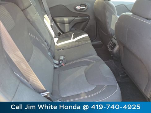 Used 2016 Jeep Cherokee Latitude AWD/4WD image 19
