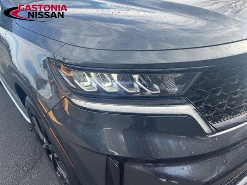 Used 2022 Kia Sorento EX image 2