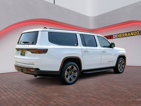 Used 2023 Jeep Wagoneer L Series II AWD/4WD image 5