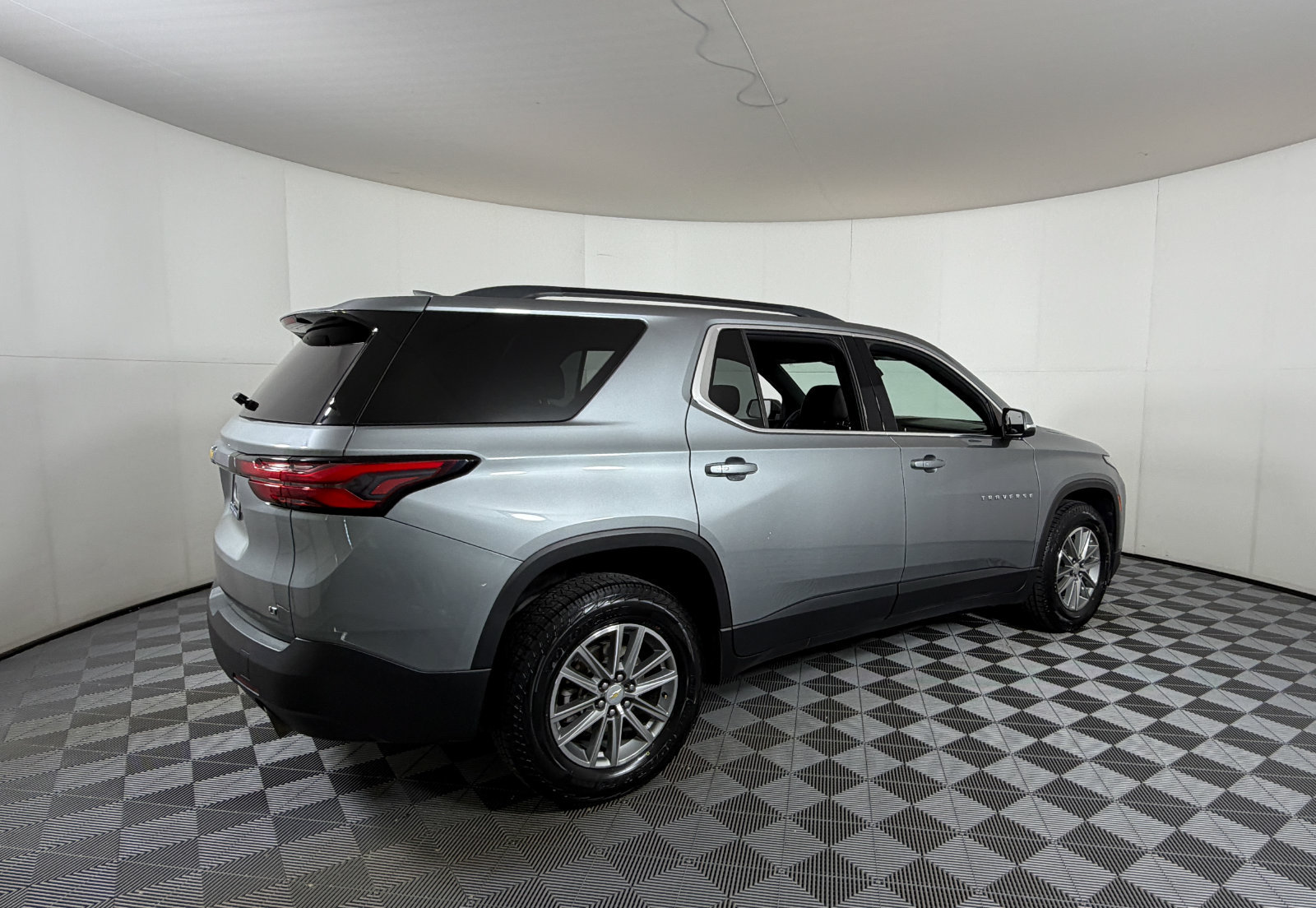 Used 2023 Chevrolet Traverse LT FWD image 4