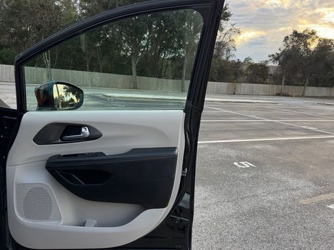 Used 2024 Chrysler Pacifica Touring-L image 33