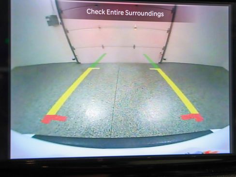 Used 2023 Chrysler Pacifica Touring-L FWD image 19