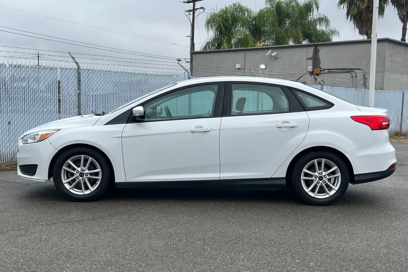 Used 2016 Ford Focus SE FWD image 2