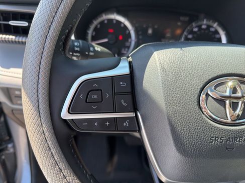 Used 2023 Toyota Highlander XLE image 19
