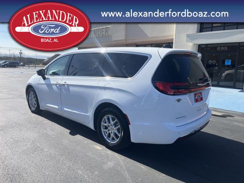 Used 2024 Chrysler Pacifica Touring-L image 2