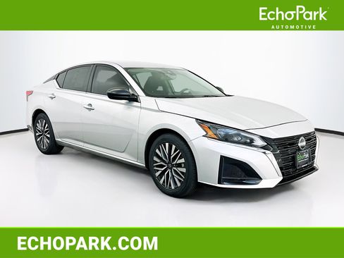 Used 2024 Nissan Altima 2.5 SV FWD image 1