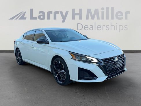 Used 2023 Nissan Altima 2.5 SR w/ SR Premium Package image 7