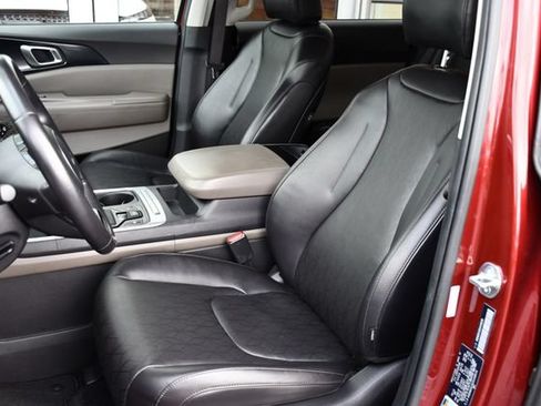 Used 2025 Kia Carnival FWD image 17