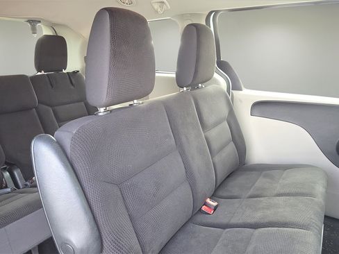 Used 2018 Dodge Grand Caravan SE w/ UConnect Hands-Free Group image 16