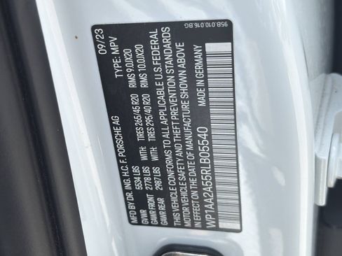 Used 2024 Porsche Macan AWD/4WD image 38