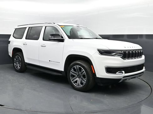 Used 2024 Jeep Wagoneer Series II w/ Flexible Seating Group RWD image 3