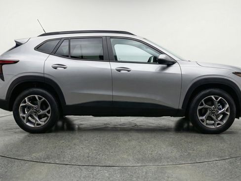 Used 2025 Chevrolet Trax LT w/ LT Convenience Package image 11