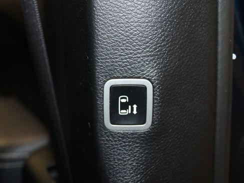 Used 2025 Chrysler Pacifica Limited image 37