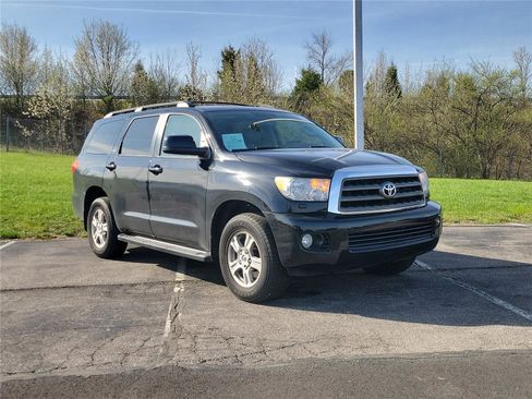 Used 2015 Toyota Sequoia SR5 w/ Premium Package image 2