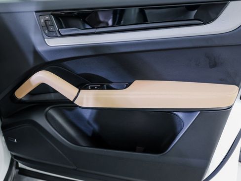 Certified 2025 Porsche Cayenne Coupe AWD/4WD image 28