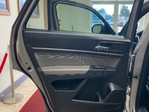 Used 2022 Volkswagen Atlas Cross Sport SE AWD/4WD image 9