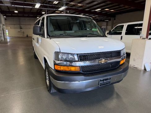 Used 2024 Chevrolet Express 3500 LT w/ LT Preferred Equipment Group RWD image 7