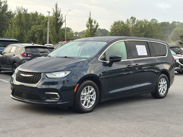 Used 2023 Chrysler Pacifica Touring-L FWD image 7