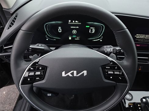 Certified 2023 Kia Niro EX image 19