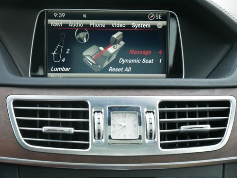 Used 2015 Mercedes-Benz E 400 4MATIC Sedan image 23