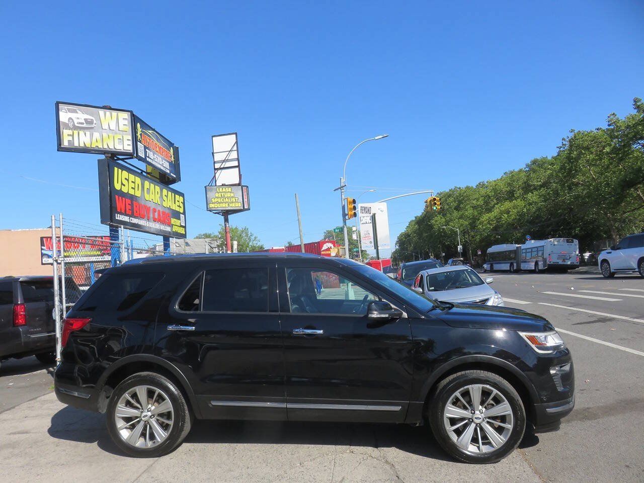 Used 2018 Ford Explorer Limited w/ Equipment Group 301A AWD/4WD image 9