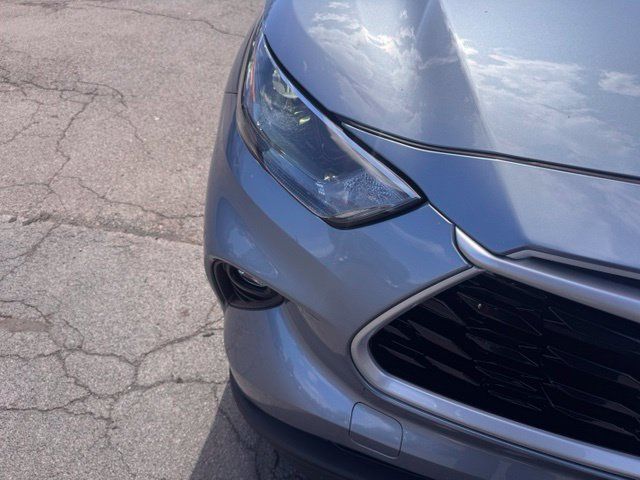Used 2022 Toyota Highlander XLE AWD/4WD image 7