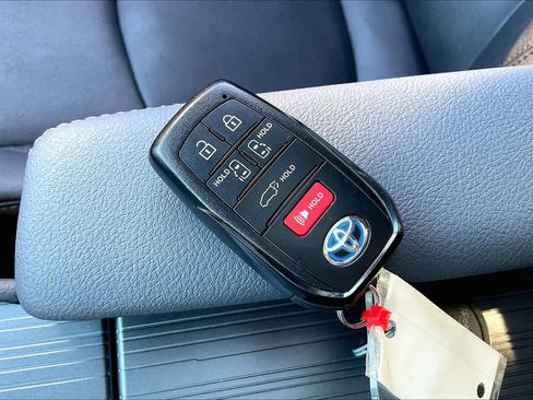 Used 2024 Toyota Sienna XLE Woodland Edition image 15