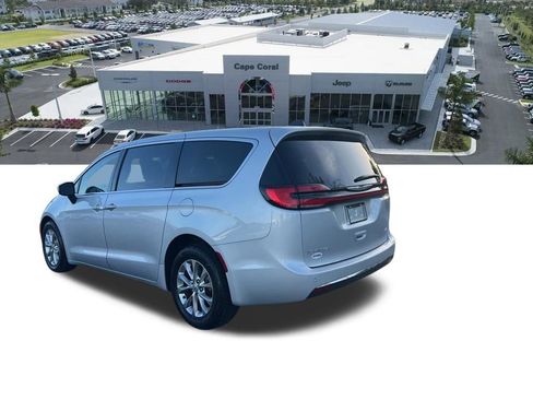 Used 2023 Chrysler Pacifica Touring-L image 33