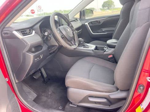 Used 2021 Toyota RAV4 LE FWD image 3