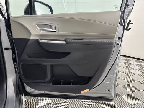 Used 2024 Toyota Sienna XLE FWD image 25