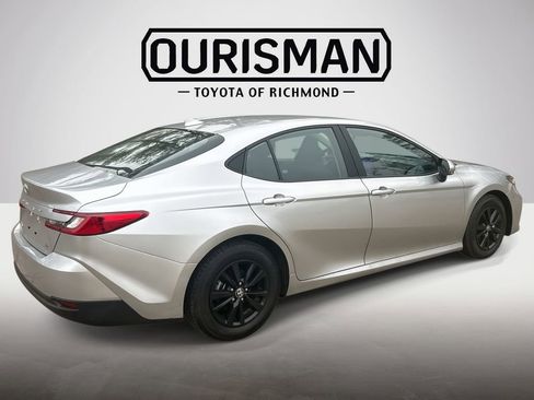 Used 2025 Toyota Camry LE image 4