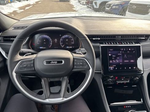 Used 2025 Jeep Grand Cherokee Laredo X w/ Luxury Tech Group I image 9