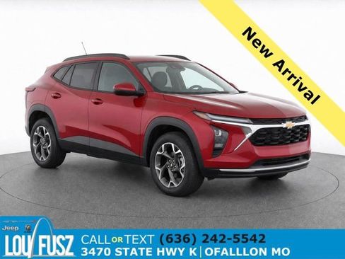 Used 2025 Chevrolet Trax LT w/ Driver Confidence Package FWD image 1