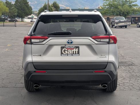 Used 2022 Toyota RAV4 XLE Premium AWD/4WD image 4